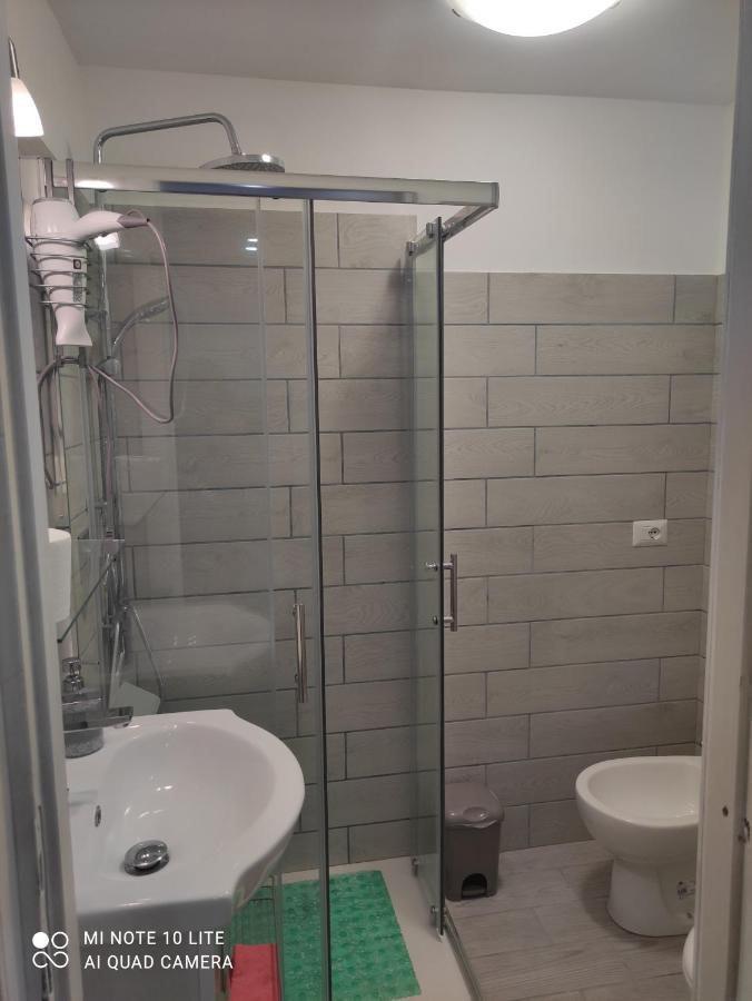 Villa Giuliana Stanze Con Bagno Interno In Villa A 350 Mt Spiaggia Libera Lido Delle Sirene Anzio Exterior photo