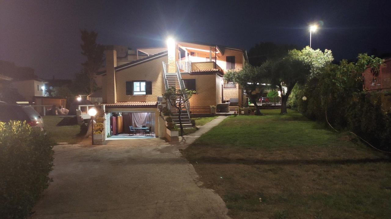 Villa Giuliana Stanze Con Bagno Interno In Villa A 350 Mt Spiaggia Libera Lido Delle Sirene Anzio Exterior photo